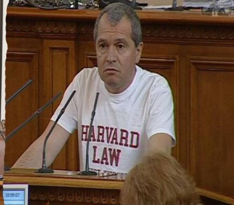 Бугарски пратеник во Парламентот се појави со бела „синдикалка“ „хардварско право“ (ФОТО)