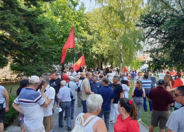Македонија пред се: Високите температури не беа пречка граѓаните и на пладне да излезат на протест пред Владата