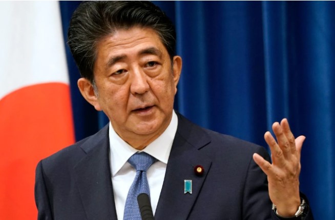 Поранешниот јапонски премиер Шинѕо Абе им подлегна на повредите од истрелите