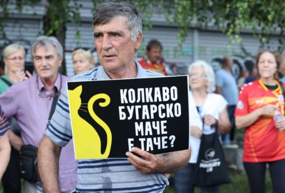 Ни цврстите гаранции не можат да ги убедат Македонците да поддржат уставни измени