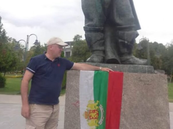 Бугарско знаме на споменикот на Гоце Делчев