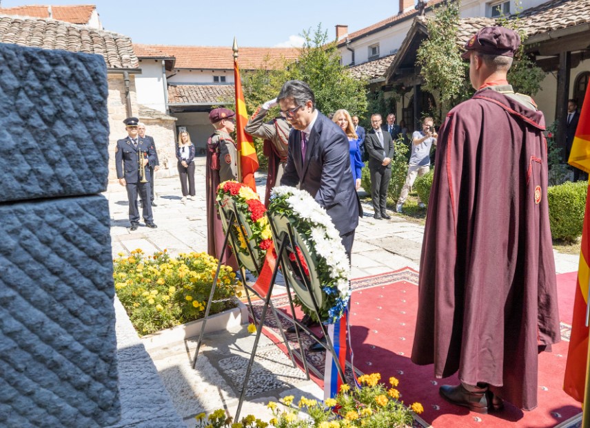 Ќе го „пеат“ ли Бугарите: Гоце Делчев се поклони на гробот на Гоце Делчев (ФОТО)