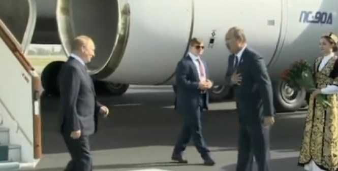 Путин не се поздравува со никого од страв да не се зарази со корона (ВИДЕО)