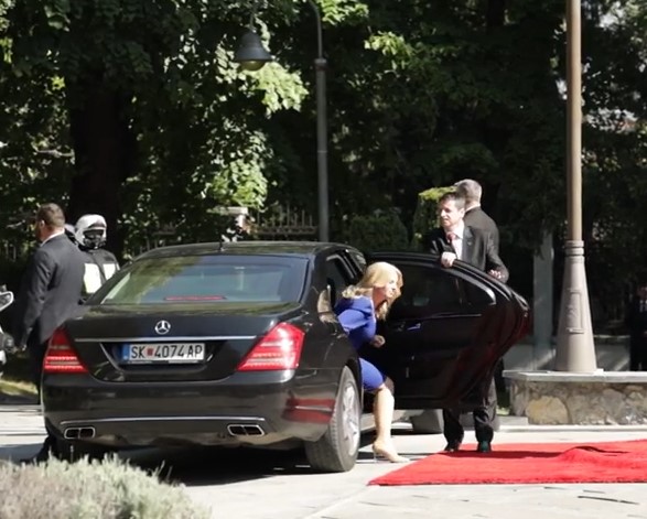 Пристигна Зузана, убавата претседателка на Словачка (ВИДЕО)
