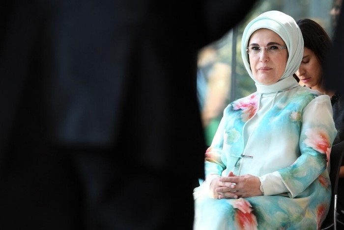 Majката на Ердоган барала од синот да ја покрие невестата (ФОТО)