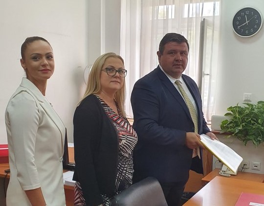 ВМРО-ДПМНЕ ја поднесе иницијативата за референдум до Собранието (ВИДЕО)
