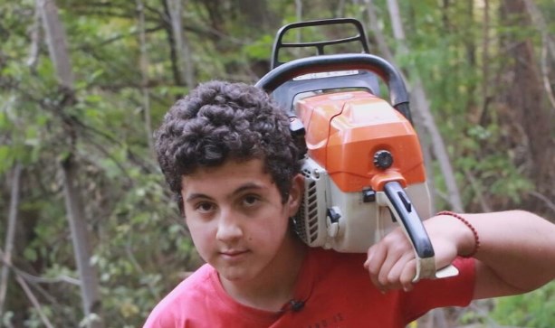 Ратко е најмладиот шумар: На 12 години работи заедно со татко му, наместо за нови патики собира пари за нова моторна пила (ФОТО)