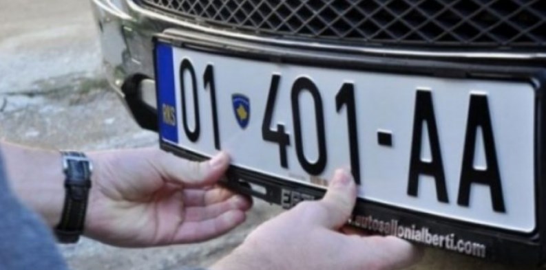 Само десет Срби го послушаа Курти да возат со косовски таблички
