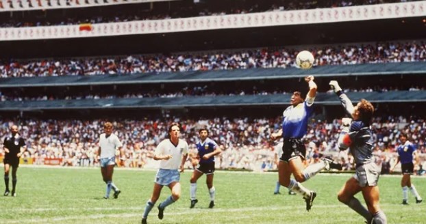 Топката со која Марадона постигна два гола против Англија на СП 1986 се продава на аукција за три милиони долари