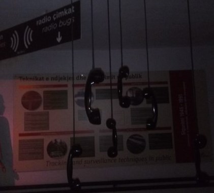 Како прислушкувала албанската „Сигурими“: Mикрофони во ѕидот на соседот, телефон уклучен на централата на службата