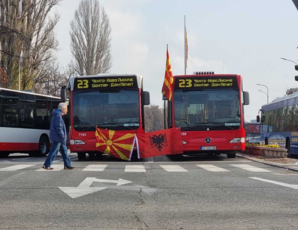 Со албански и македонски знамиња автобусите го блокираа Скопје