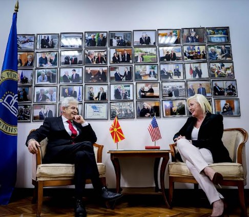 Ахмети само со македонското знаме пред американската амбасадорка (ФОТО)
