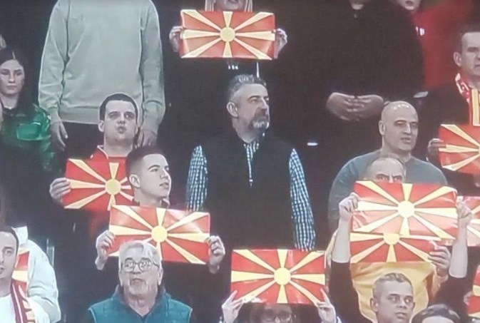 Taче и Зечевиќ не држат македонски знамиња (ФОТО)