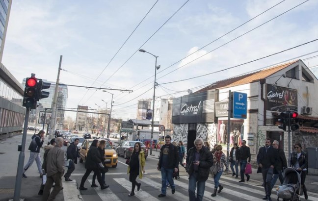 Нов закон за сообраќај во Србија: Пешаците нема да смеат да се гушкаат на тротоар, мобилниот мора да го држат блиску до телото