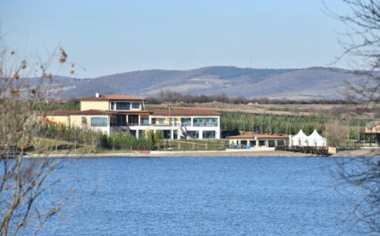 Ѓоковиќ има и приватно езеро (ФОТО)