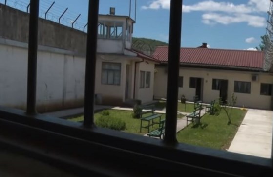 Нов изум во затвор во Црна Гора: Мобилни телефони се внесуваат во тенџериња (ФОТО)