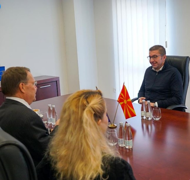 На амбасадорот на Холандија ВМРО-ДПМНЕ му е виновно што СДСМ и ДУИ немаат 80 пратеници да го сменат уставот