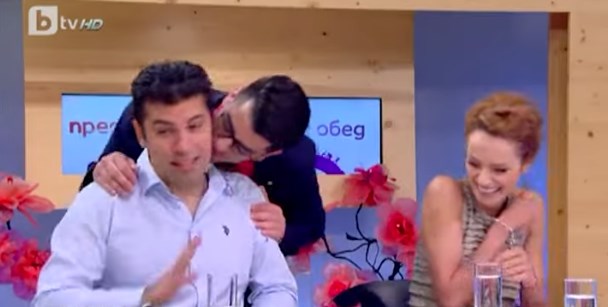 Маж страсно го бакнува по вратот Кирил Петков