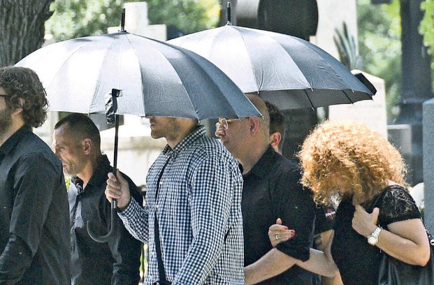Панцирни чадори на погребот на Ранко Есобар