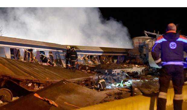 Mислевме дека е земјотрес, со куферот го скршив стаклото и излетав од вагонот: 32 патници загинаа во Лариса (ФОТО)