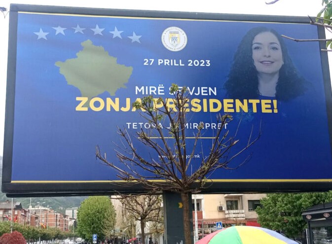 Знамиња на Албанија и Косово, билборди на албански јазик во Тетово: Во која држава е дојдена Вјоса Османи?