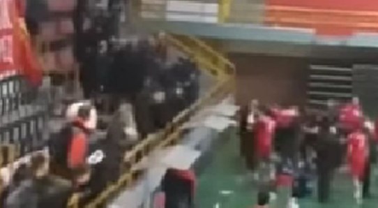 Oдбојкарите на Шкендија ја нападнаа публиката во Велес (ФОТО)
