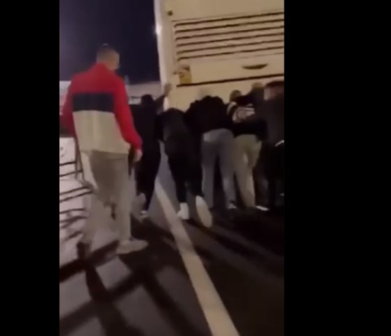 Како во „Ко то тамо пева“: Ученици од Кавадарци го туркаат да запали автобусот кој ги носи на екскурзијата во Франција