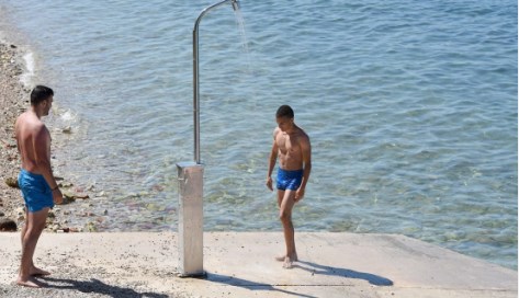Морате да бидете брзи: Половина минута туширање на плажа во Хрватска