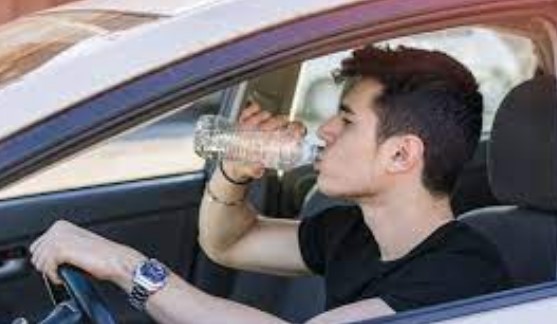 Во Грција воведена казна од 100 евра ако пиете вода додека возите