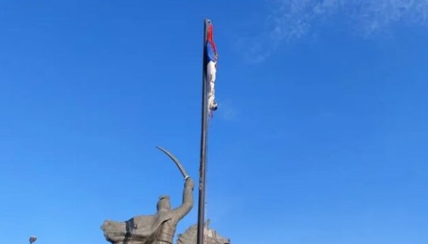 Запалено српско знаме на Косово