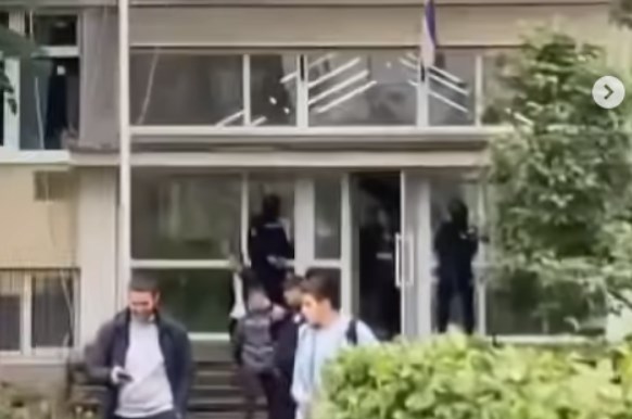 Во училиште во Белград добиле дојава дека непознато лице ќе упадне со автоматска пушка и бомба