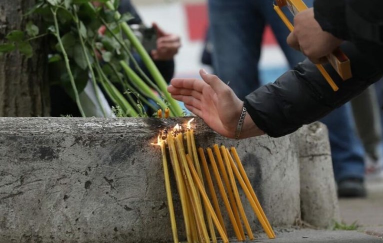Солзи и тага низ улиците на Белград, се палат свеќи за прерано згаснатите животи