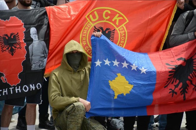 Албанците со знамиња на „Голема Албанија“ со делови од Македонија тргнаа кон Србите во Митровица