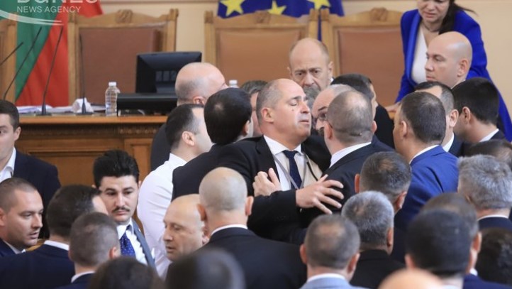 Бугарска работа: Бугарите се степаа во Парламентот (ВИДЕО)