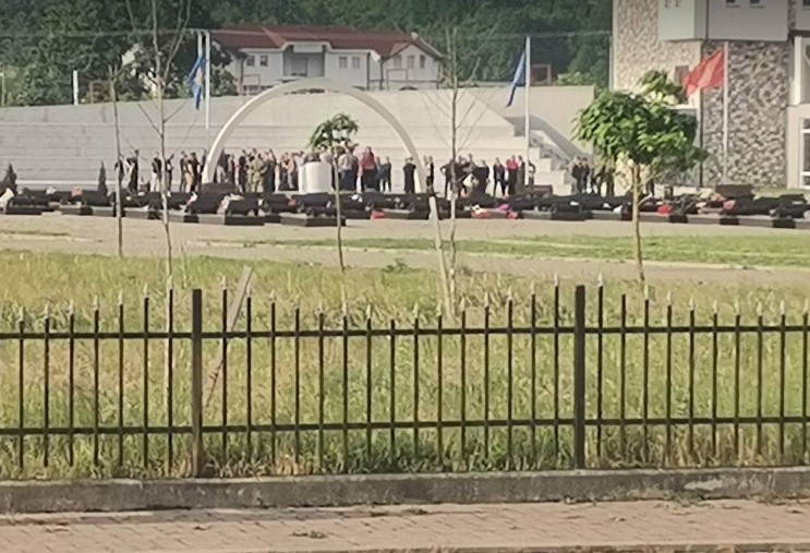 Единицата на АРМ „Леопради“ принудена да се поклони пред споменикот на УЧК на Косово (ФОТО)