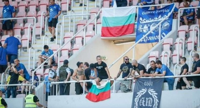 Убиј убиј ши…ра“ сканидираа бугарските навивачи (ВИДЕО)