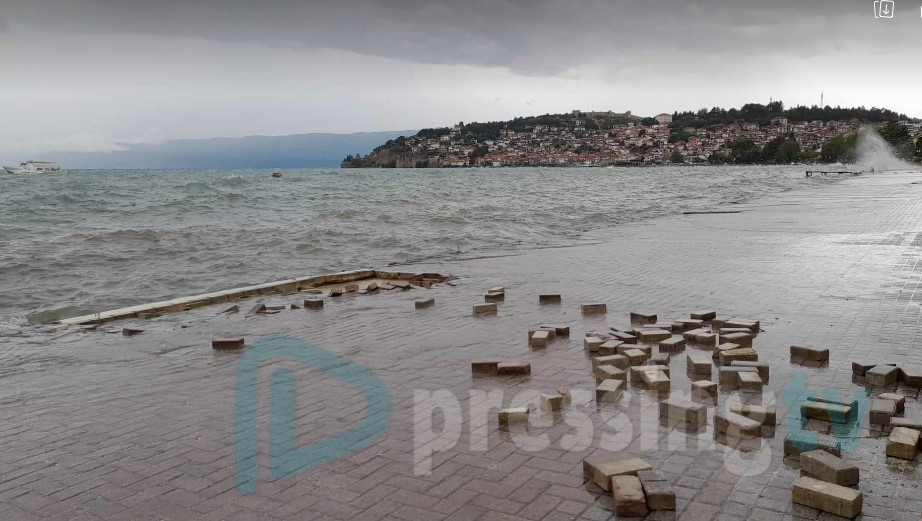 Дождот дојде до шеталиштето во Охрид (ВИДЕО)