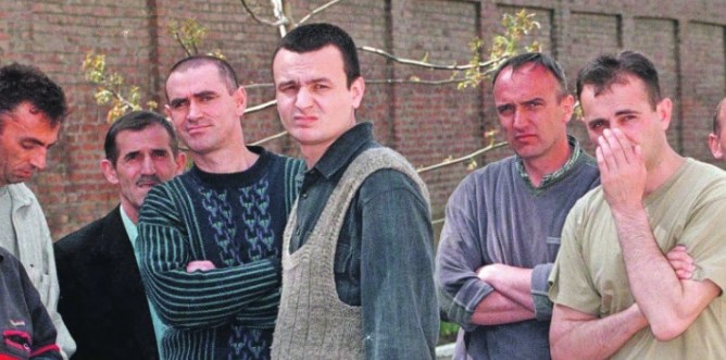 Kурти со волнено елече во српски затвор (ФОТО)