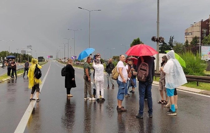 Двајца без тројца: Издишаа протестите против Вучиќ