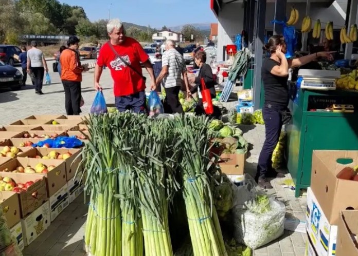Бугари пазарат во Делчево оти им е поевтино (ФОТО)