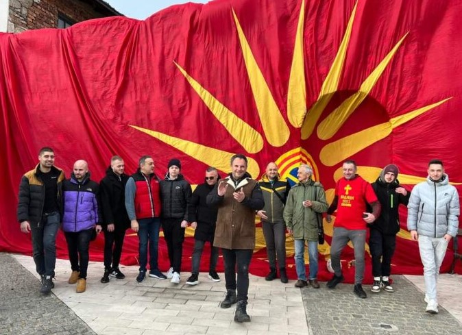 Власта гони Македонци за веење на знамето од Кутлеш (ФОТО)