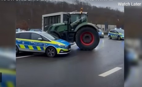 Како трактор смачка полициско возило во Германија (ВИДЕО)