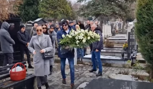Семејството Ражнатовиќ се поклони пред гробот на Аркан (ФОТО)