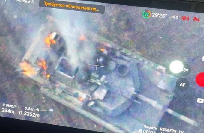 Еве како беше уништен првиот „Абрамс“ тенк во Украина (ФОТО)