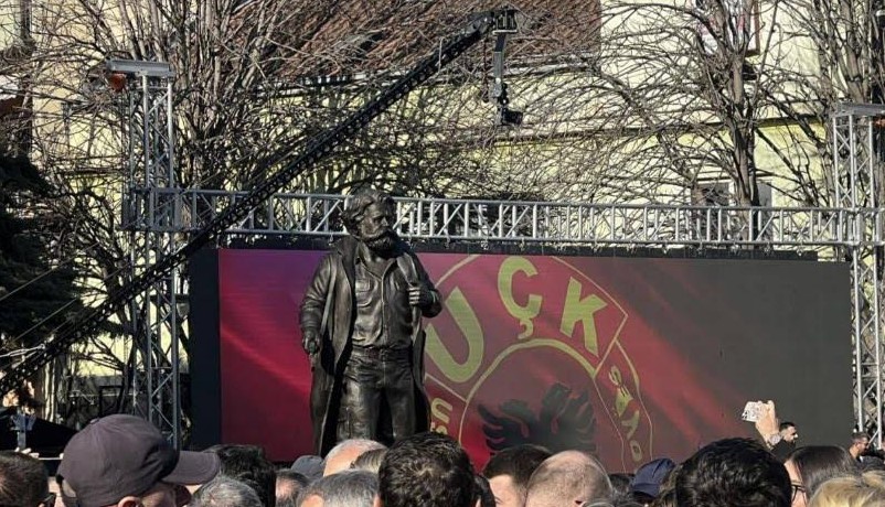 Основачот на УЧК доби споменик во Митровица (ФОТО)