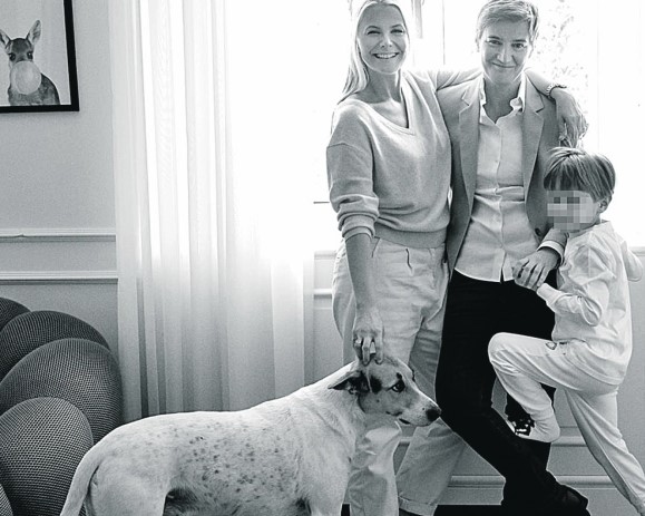 Среќна фамилија: Брнабиќ со партерката, синот и кучето