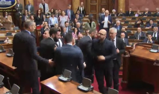 Српската опозиција учи од СДСМ како се прават нереди во Парламентот (ВИДЕО)