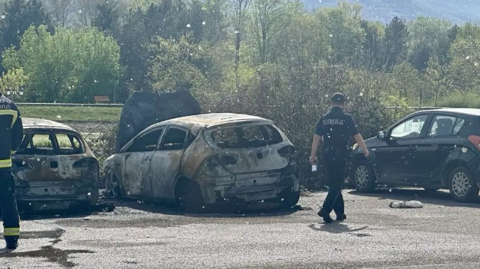 Изгаснат пожарот под Скопско кале, изгорени пет автомобили, нема жртви