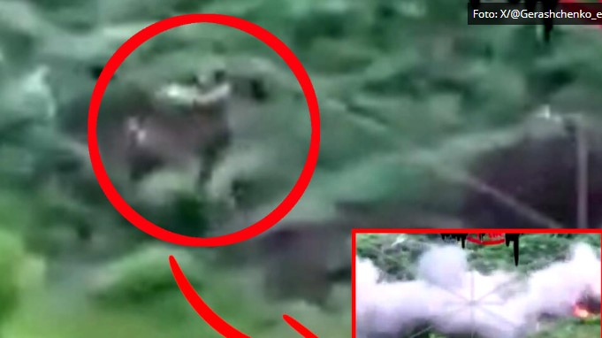 Како руски војник удира украински дрон (ВИДЕО)