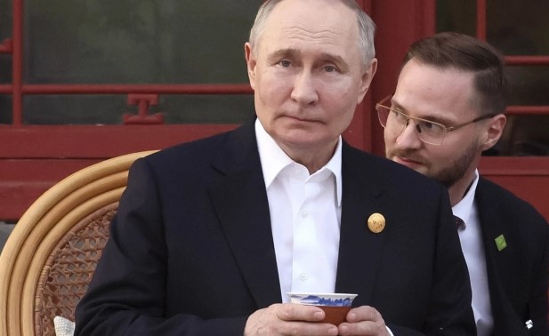 Има доверба: Наместо во термос, Путин во Кина пиеше чај во филџан